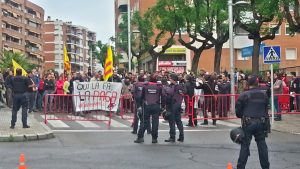 Un fort desplegament policial ha impedit que els manifestants s'apropessin a la seu de CDC. Foto: JM.Salvat