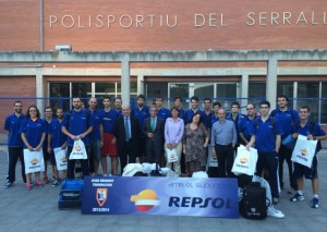 Entrenador, equip i patrocinadors en una foto de grup abans de sortir cap a Morón