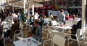 Expectació entre clients de bars i terrasses durant l'arribada de la manifestació a la Plaça de la Font