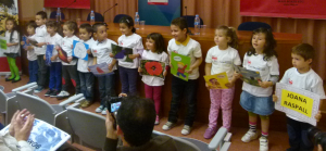 Nens i nenes de l'Escola Saavendra aquest matí representant la poesia de Joana Raspall