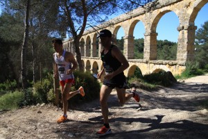 Un instant de la cursa amb el Pont del Diable de fons