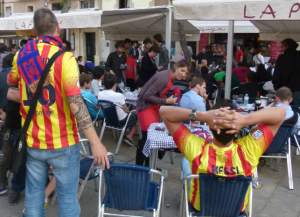 Culers desanimats a la Plaça de la Font en acabar el partit