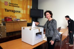 Una ciutadana votant el 10 de novembre a la Delegació del Govern a Tarragona