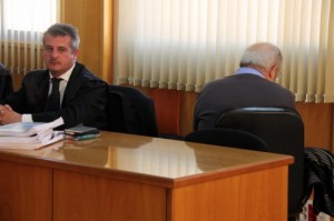 L'acusat, assegut d'esquenes al costat del seu advocat, Gerard Amigó