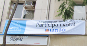 Pancartes a la seu d'UDC Tarragona animant a votar el 9N