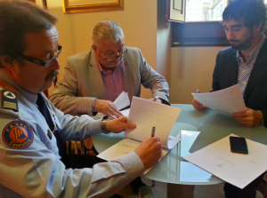 Instant de la signatura per part de l'alcalde del Catllar, Antonio López i el regidor de l'Ajuntament de Tarragona, Carles Castillo
