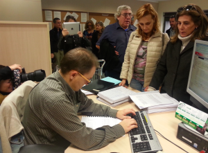 Entrega de les 10.123 signatures a la delegació del Govern de Tarragona.