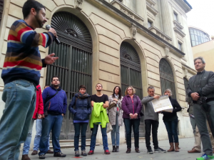 La visita ha començat a l'edifici del Banc d'Espanya, a la Rambla Nova. Fotos. Joan Marc Salvat