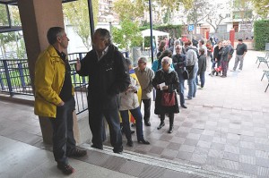 Cues de gent a Cambrils per votar el 9N