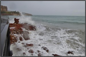 Les onades peten contra les roques a la platja de Salou. Foto: Alejandro Yeste