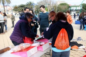 Membres de la Colla Castellera Xiquets del Serrallo han venut productes elaborats per diverses entitats per recaptar fons per la Marató