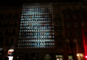 El mapping ha començat amb llums blancs sobre la façana. Fotos: JM.Salvat