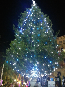 L'arbre de Nadal de la Rambla Nova ja està il·luminat