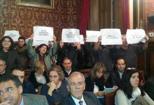Protestes al saló de plens de l'Ajuntament de TGN, contra les retallades en sanitat. Foto: JM.Salvat