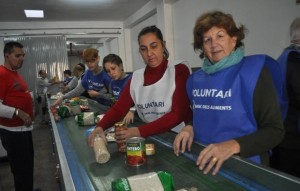Voluntaris del Banc d'Aliments classifiquen el menjar