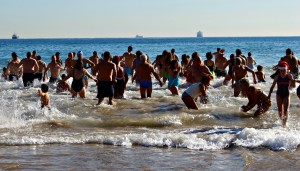 Més de 1000 tarragonins van celebrar el darrer bany de l'any Foto:Tarragona21