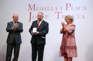 Imatge recollint la medalla  Josep Trueta al mèrit sanitari del Camp de Tarragona l'any 2010. Andreu Suriol al mig de la imatge al costat de l'expresident Montilla i l'exconsellera de salud Marina Geli.  Foto: Gencat