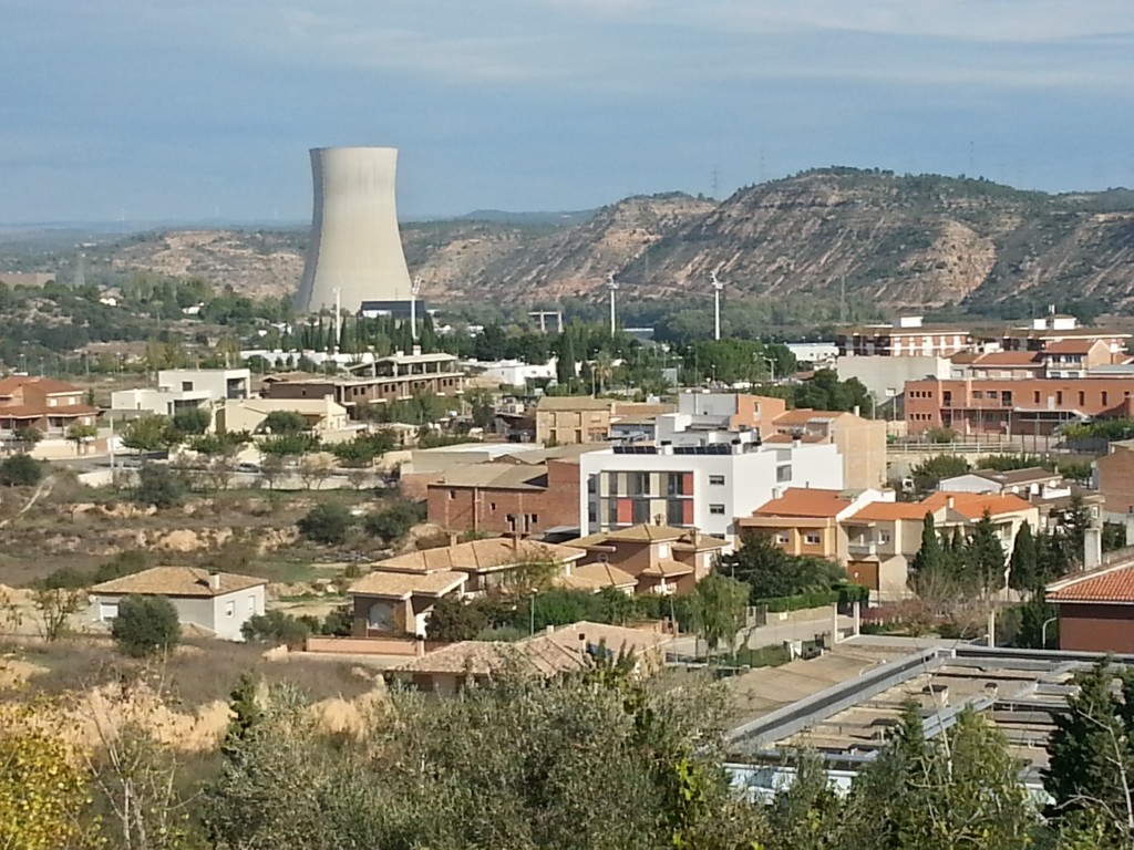 Imatge d'Ascó amb la central nuclear al fons (Arxiu) Foto:Joan Marc Salvat