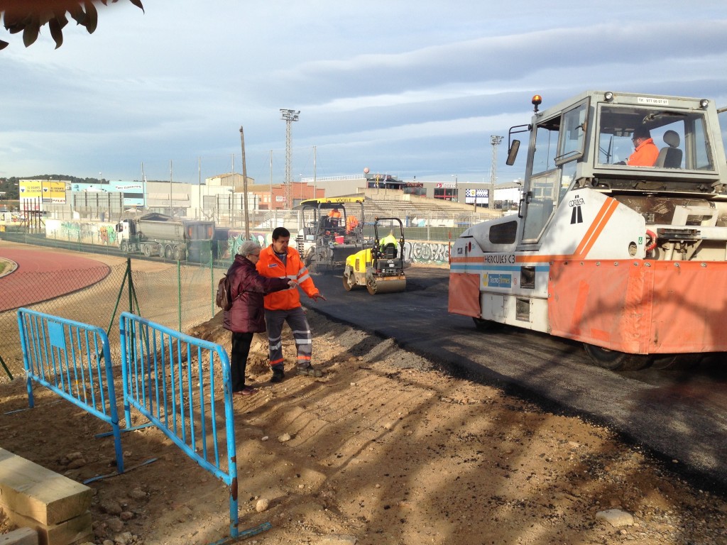 Finalitzen els treballs d’asfaltat a l’entorn del Pavelló Sant Jordi. Foto: Ajuntament de Torredembarra