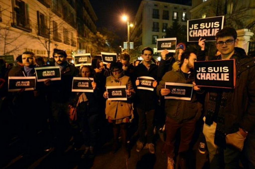 Manifestants davant l'embaixada de França a Madrid  | Foto: Agències