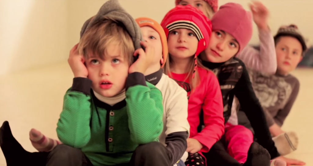 La Creu Roja i la Conselleria de Benestar Social i Família garanteixen roba d’hivern a 150 infants de la demarcació