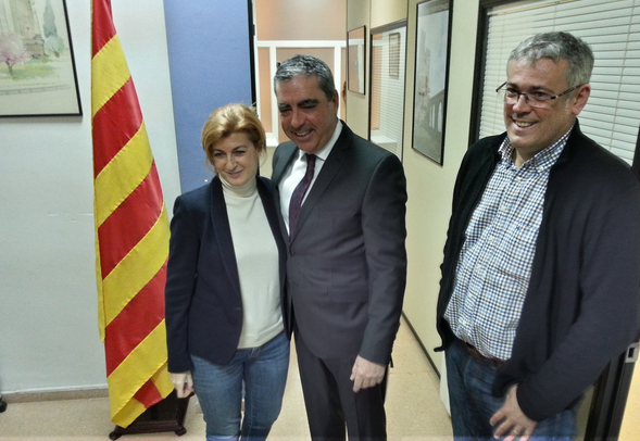 Victòria Forns i Albert Abelló, se saluden sota la mirada del president local de CDC, Jordi Sendra. Foto: Tarragona21