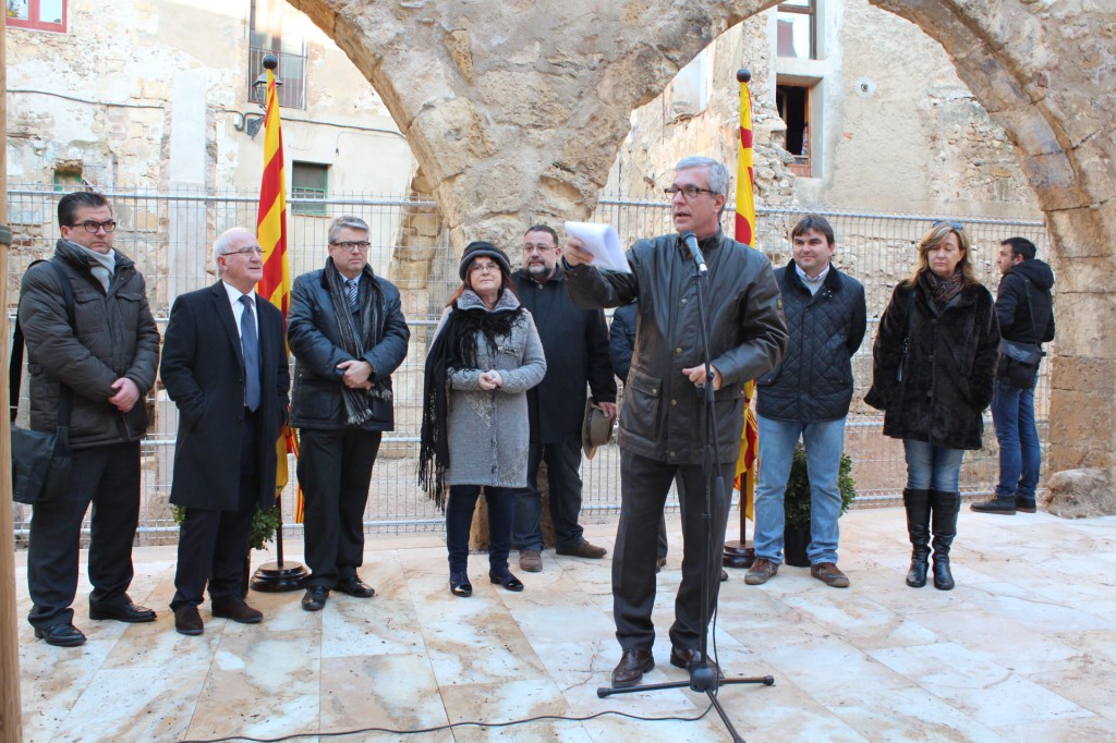 L’alcalde, Josep Fèlix Ballesteros, ha presentat la remodelació acompanyat de la consellera de Patrimoni, Carme Crespo, i els responsables del Servei Municipal de l’Habitatge i del Serveis Municipal d’Ocupació | Foto: Mauri
