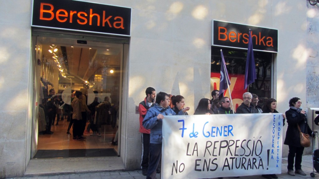 Concentració davant del Bershka per demanar justícia pels fets del 2009 | Foto: Tarragona21