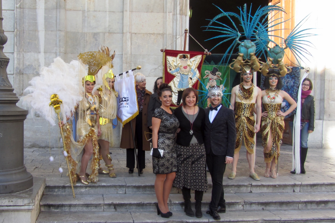 La tinent d'alcalde de cultura, Bego Floria, amb el rei i la reina d'enguan | Foto: Tarragona21