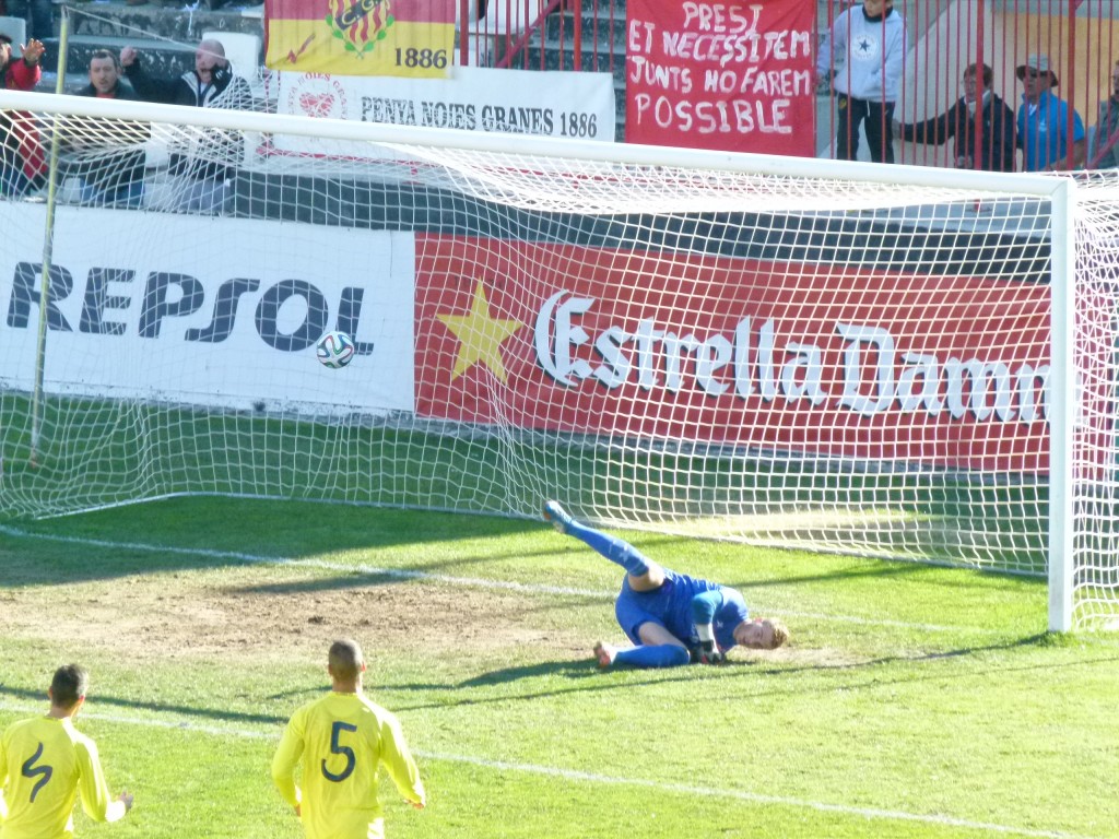 Bañuz no pot fer res per aturar el penal picat per Marcos. Foto: Joan Marc Salvat