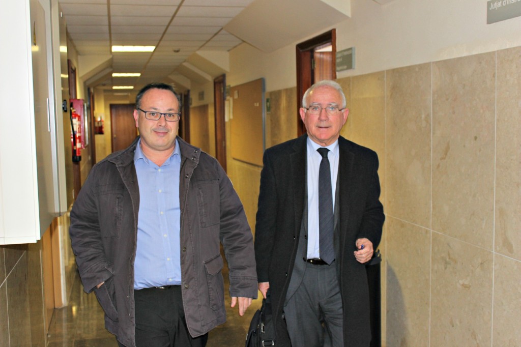 Jaume Dominguez, esquerra, i el seu advocat, Paco Zapater sortint dels jutjats. Foto:Tarragona21