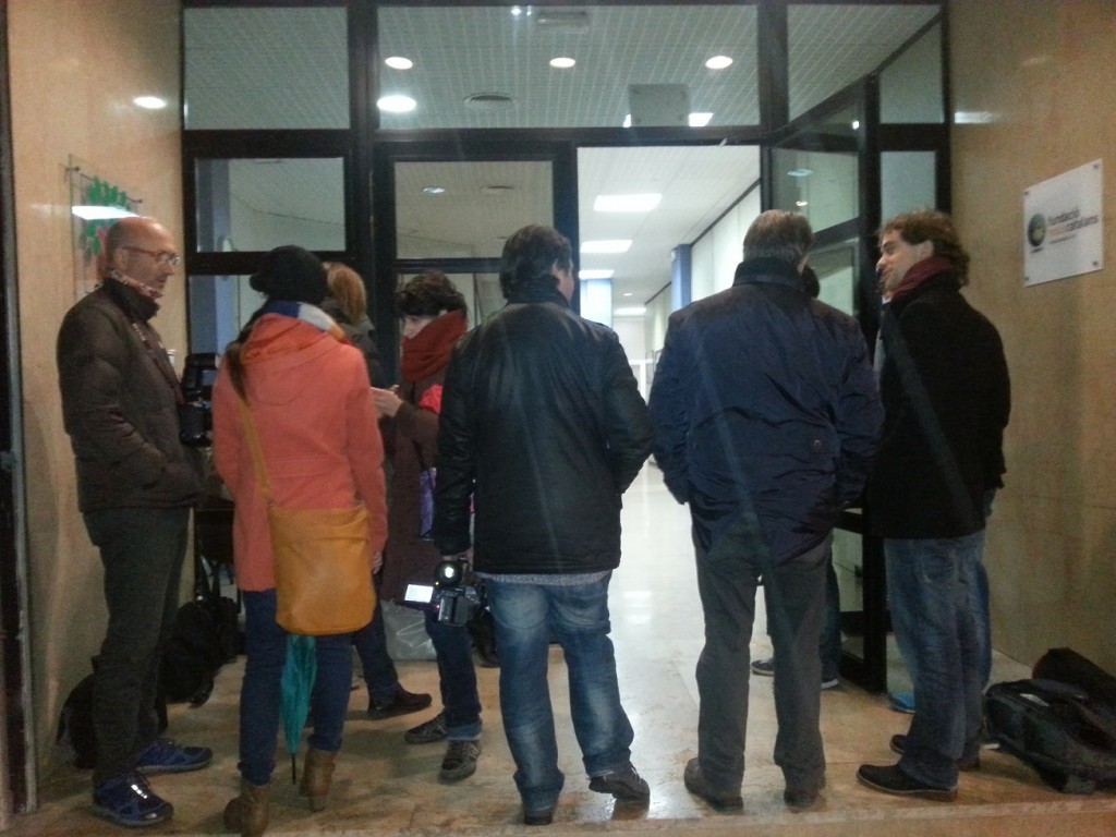 Periodistes esperant a l'entrada de la seu de CDC. Foto: Tarragona21