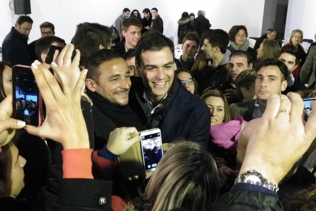 Pedro Sánchez, fent-se un 'selfie' en acabar l'assemblea oberta