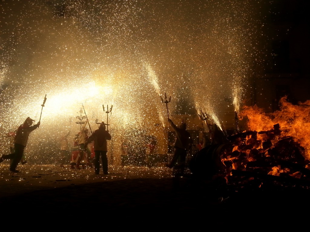 Els diables acompanyant la crema de la Bota i els Ninots de Carnaval. Foto: Tarragona21