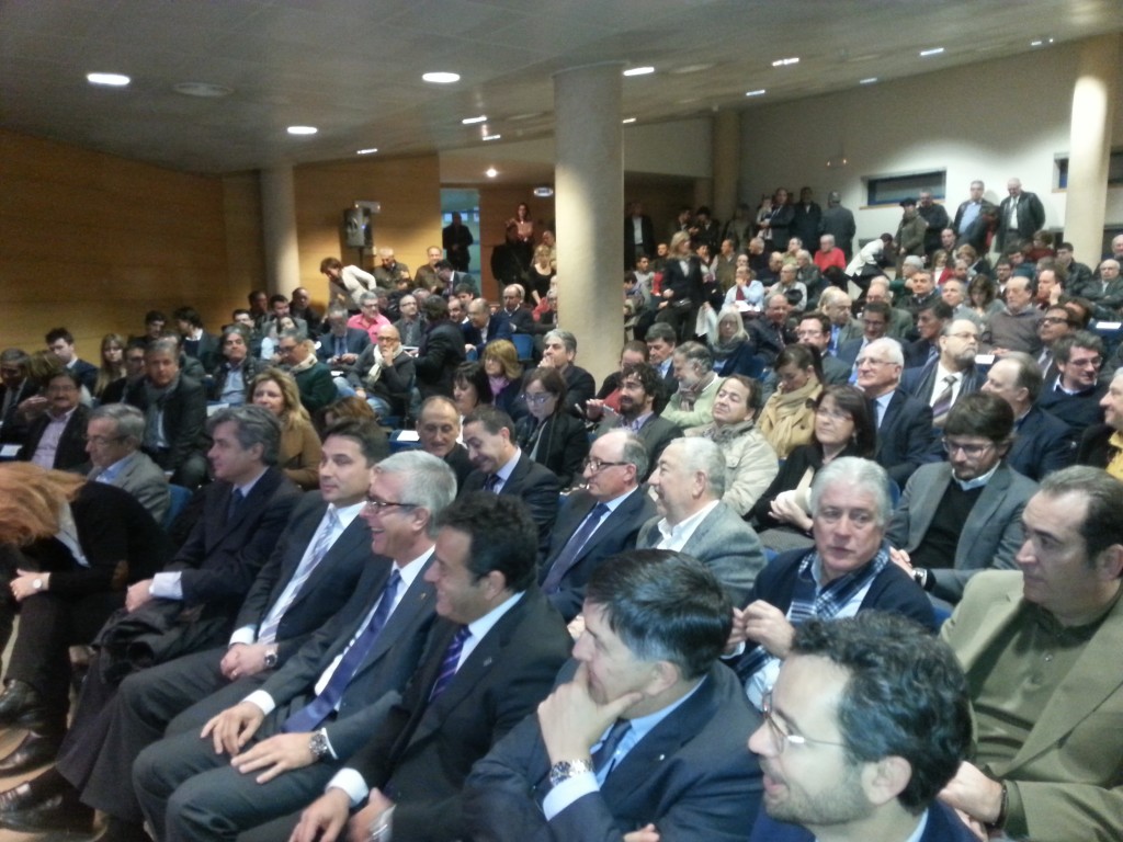 La sala del Col·legi d'Advocats i Farmacèutics, plena de gom a gom. Foto: Tarragona21
