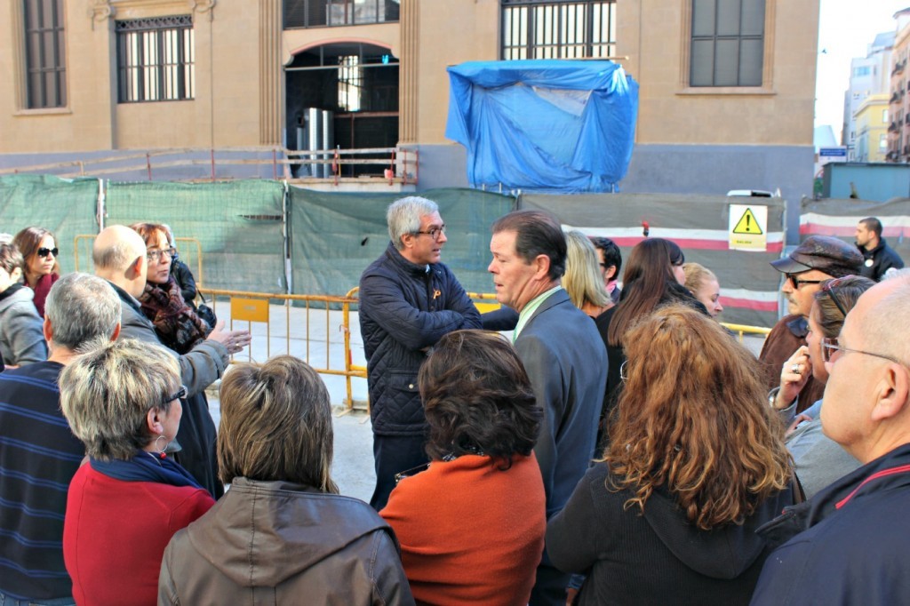 Ballesteros, parlant amb els comerciants del Mercat, en una imatge d'arxiu. Foto: Tarragona21