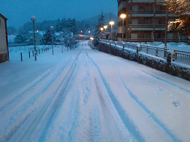 Els carrers han quedat coberts de neu. Foto: Lídia Bargas