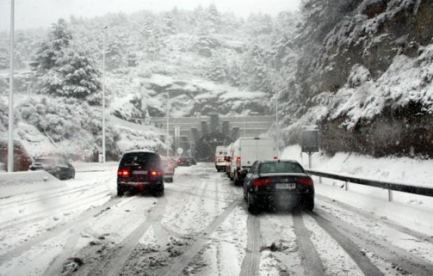 Neu acumulada a l'autopista, direcció Barcelona