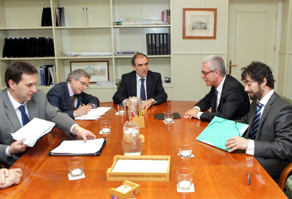 Reunió de l'alcalde, Ballesteros, amb el regidor Carles Castillo i el secretari d'infraestructures, Manuel Miño, a Madrid