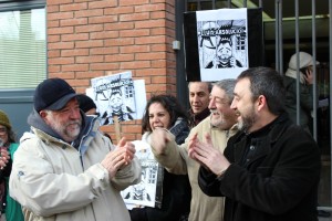 Lluis Sunyer a la sortida del jutjat a Tarragona amb un grup que li ha volgut donar suport concentrat a la porta. Foto:Tarragona21