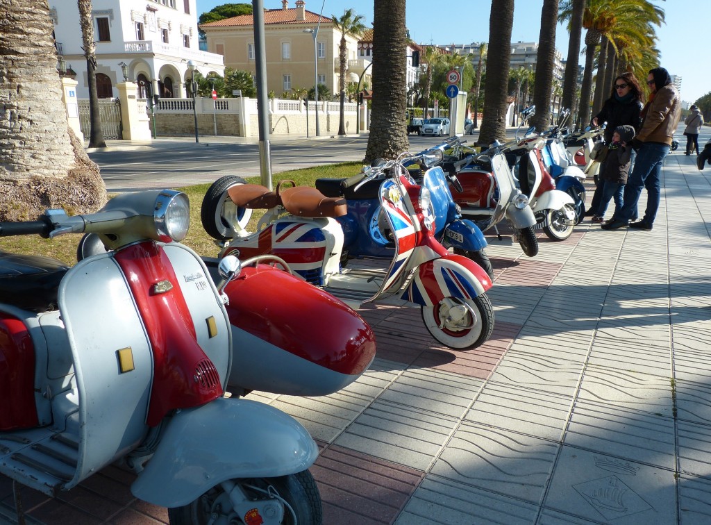 Trobada de scooters Vespa al passeig Jaume I de Salou