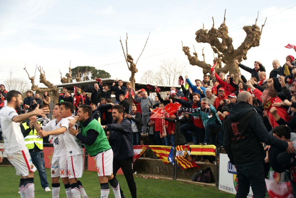 Els jugadors celebren la victòria amb els aficionats desplaçats a Olot. Foto: Gimnàstic de Tarragona
