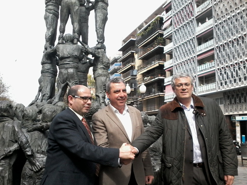 Josep Maria Prats, Albert Abelló i Jordi Sendra davant del monuments als castells. Foto:Tarragona21