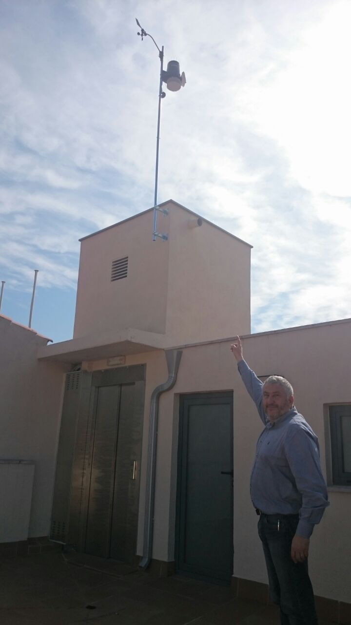 L'alcalde del Catllar, Antonio López, presenta la nova estació meteorològica