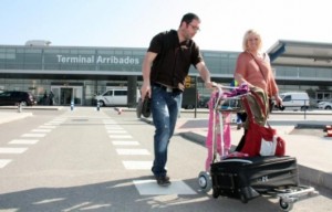 Viatgers a l'exterior de l'aeroport de Reus. Foto: ACN