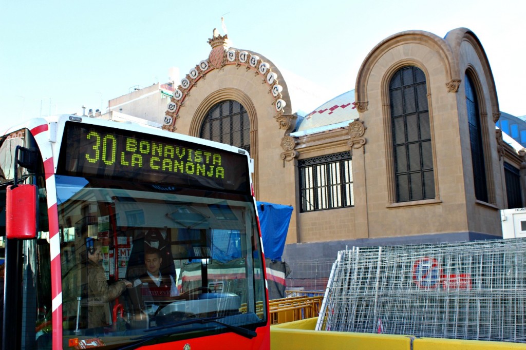 Autobús davant de la parada del Mercat una de les que disposa de pas horari. Foto:Tarragona21