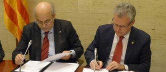 El conseller d'Economia, Andreu Mas-Colell, per part de la Generalitat; i l’alcalde de Salou, Pere Granados