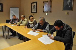 L'alcalde i el representant policial, signant l'acord. Foto: Anna F / Ajuntament de Torredembarra