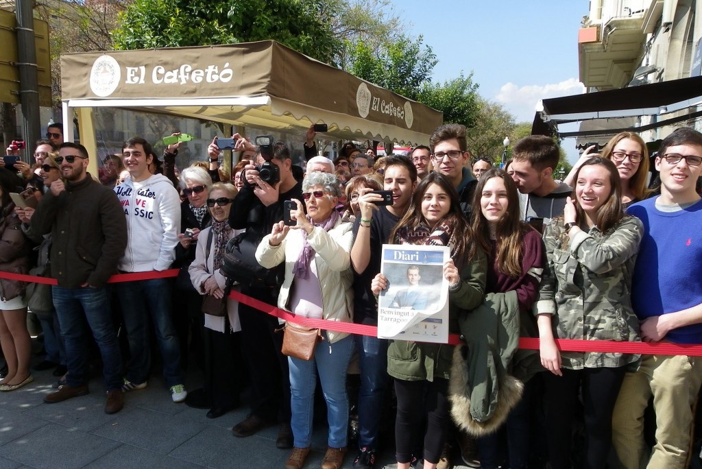 Centenars de persones s'han esperat per saludar el monarca. Foto: Tarragona21