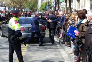 L'alcalde, saludant el públic en sortir de l'acte. Foto: Tarragona21